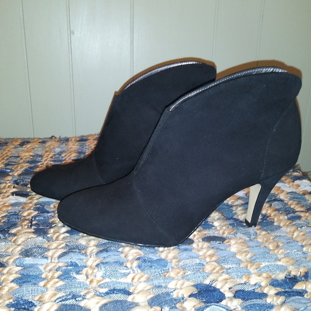 ADRIENNE VITTADINI "Thomas" Black Suede Booties
